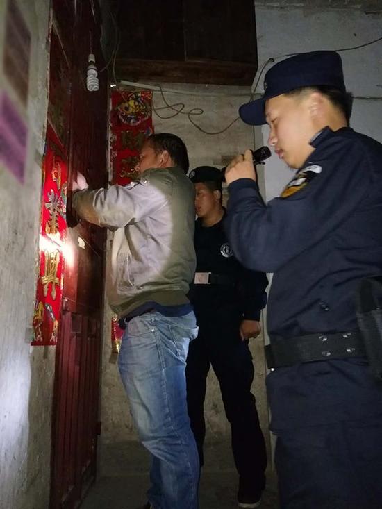小屯乡粗心妈妈误将幼女锁家中 