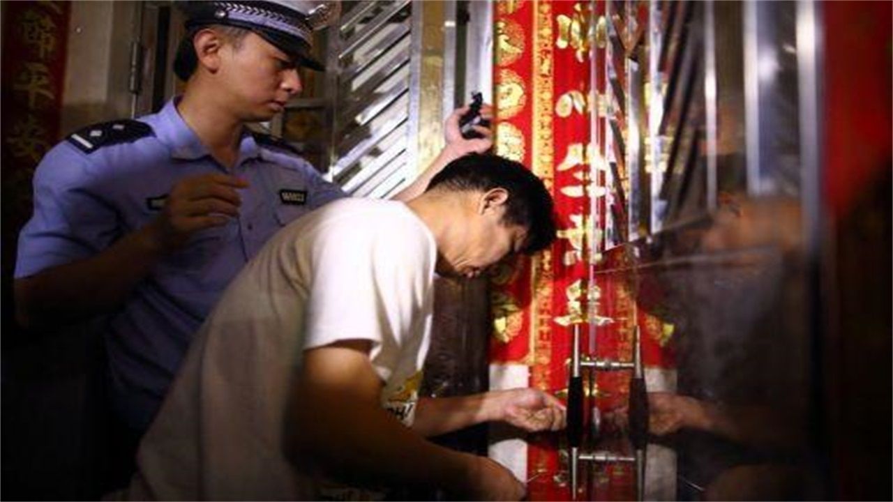 小屯乡请开锁师傅开了锁后，师傅